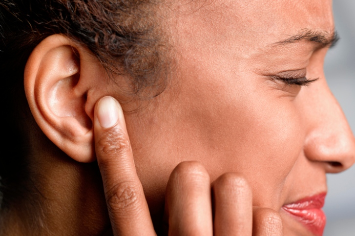 kobieta z bólem ucha 
